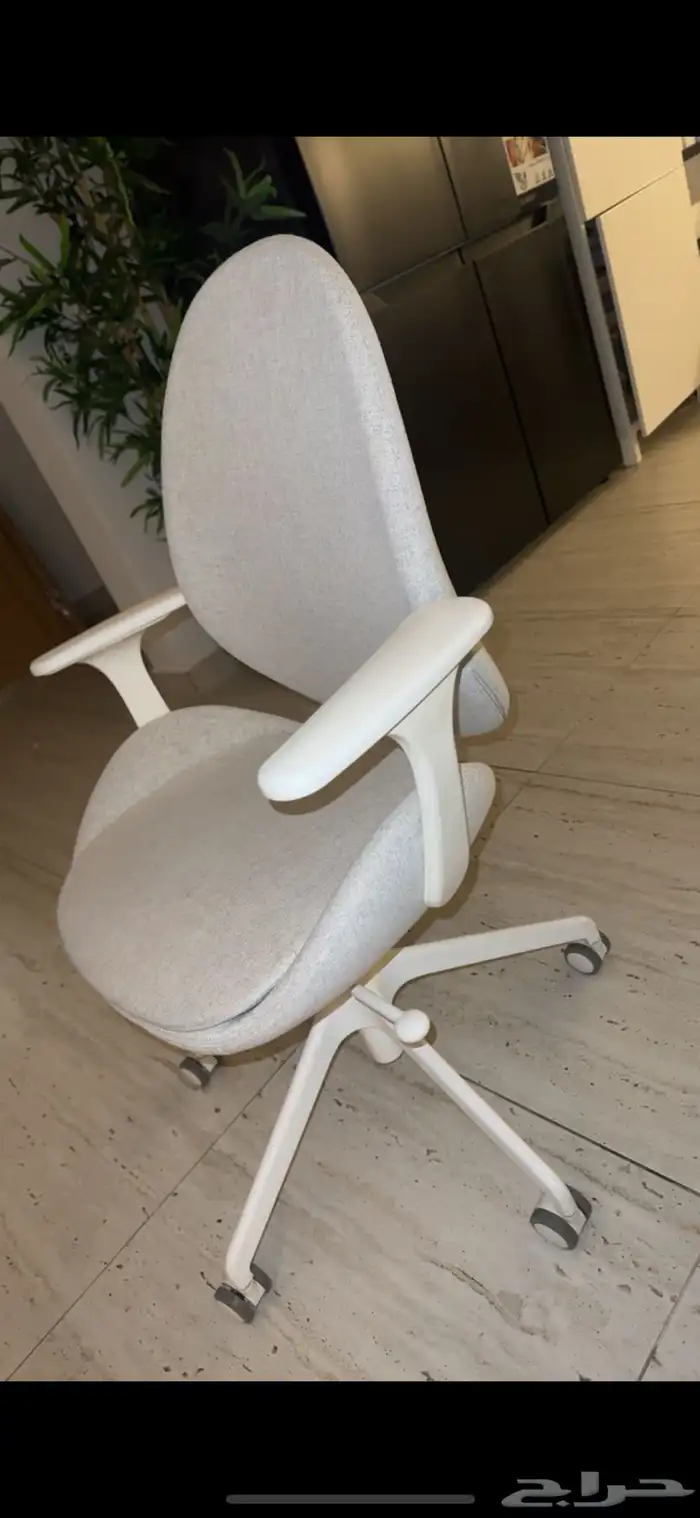 كرسي مكتب بعجلات من ايكيا 0
