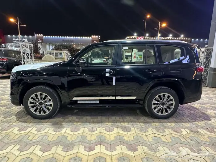 تويوتا لاند كروزر GXR-L4 سعودي اسود و ابيض 2026 5