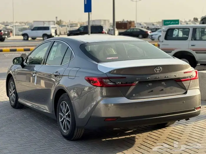 تويوتا كامري E بنزين 2025 9