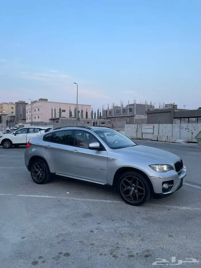 Bmw x6 للبيع نظيف مع لوحة مميزه رقمين 6