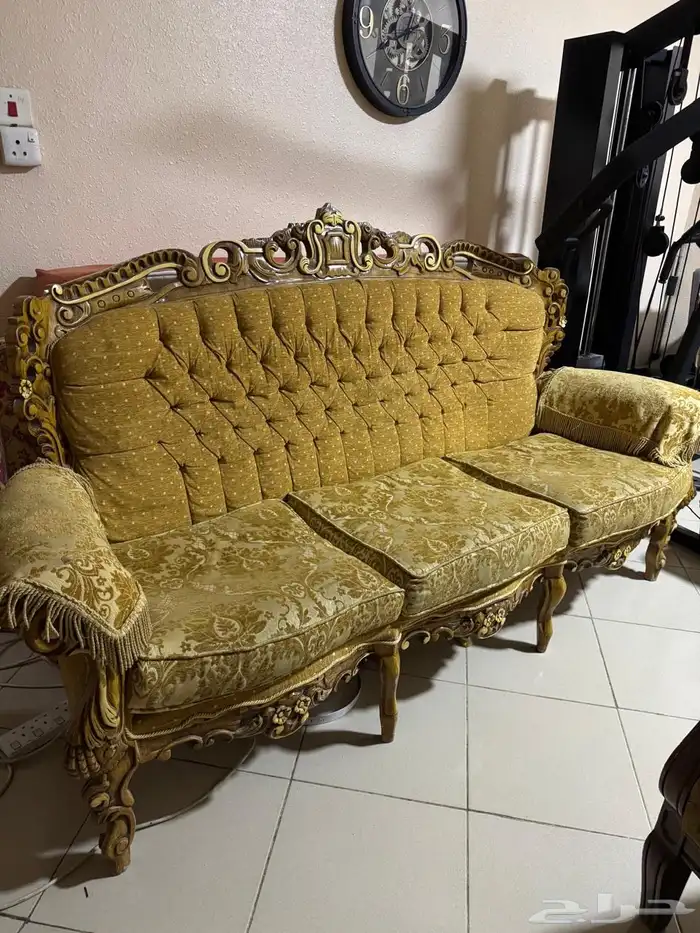 طقم كنب 5 قطع وثلاث طاولات  بالإضافة إلى قطعتين كراسي منفصله 0