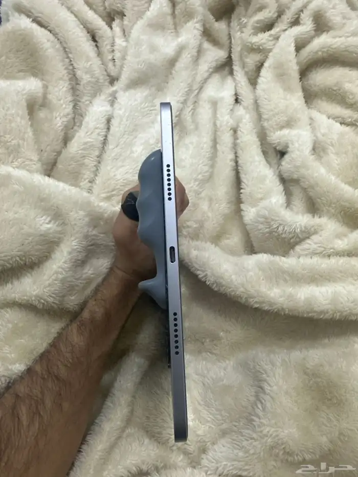 ايباد برو m2 مساحة التخزين 128 معه شاحن و كرتونه معه 4