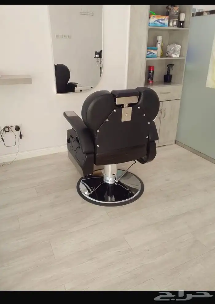 حلاق للتقبيل على شارع حيوي 1