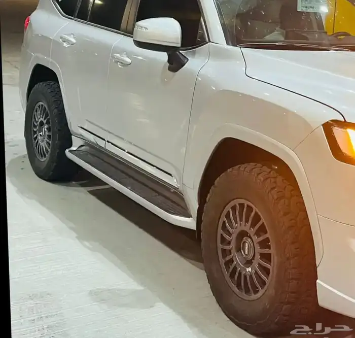 للبيع جنوط مع كفرات اصلي لاند 24 1