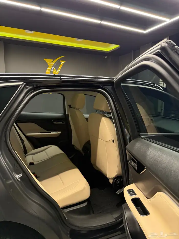 جاكوار 2017 F pace 8