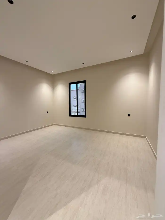 للبيع ارواف علويه وشقق ارضيه علي براحه في شمال الخميس 23