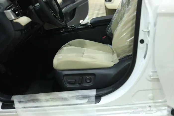 تويوتا كامري LE نص فل ابيض بنزين 2025 عروض نهاية السنة 11