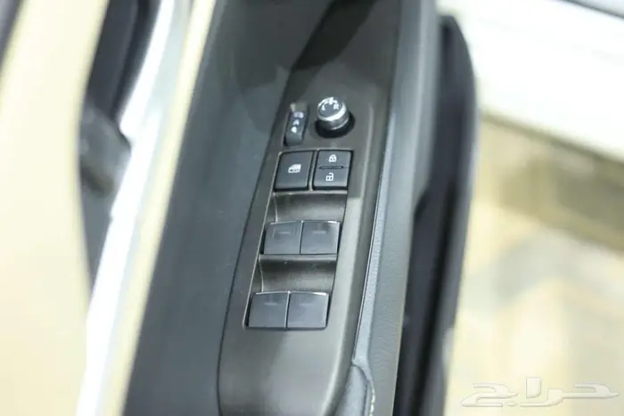 تويوتا كامري LE نص فل ابيض بنزين 2025 عروض نهاية السنة 18