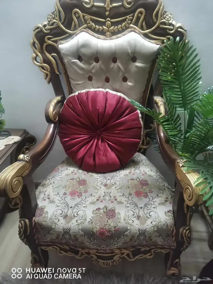 كنب 3 قطع تكفي اربع انفار و2 كرسي وطاولة ب500قابل للتفاوض 1