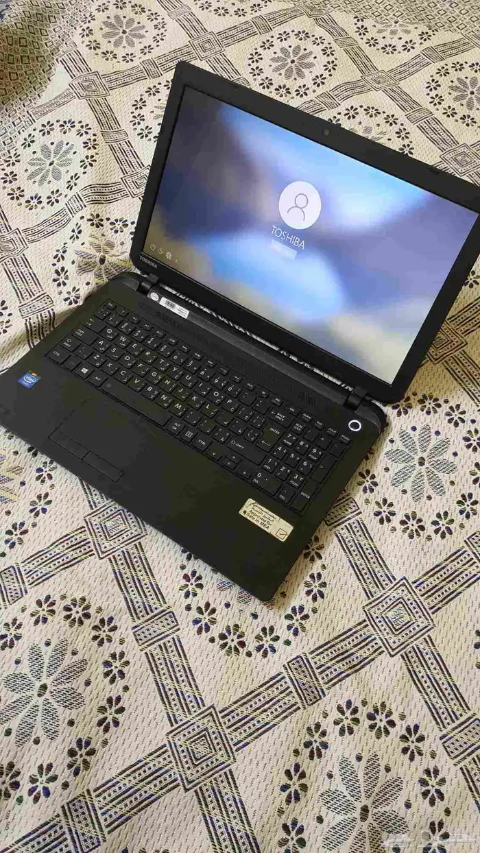 لاب توب توشيبا بمعالج سيليرون نظيف 1