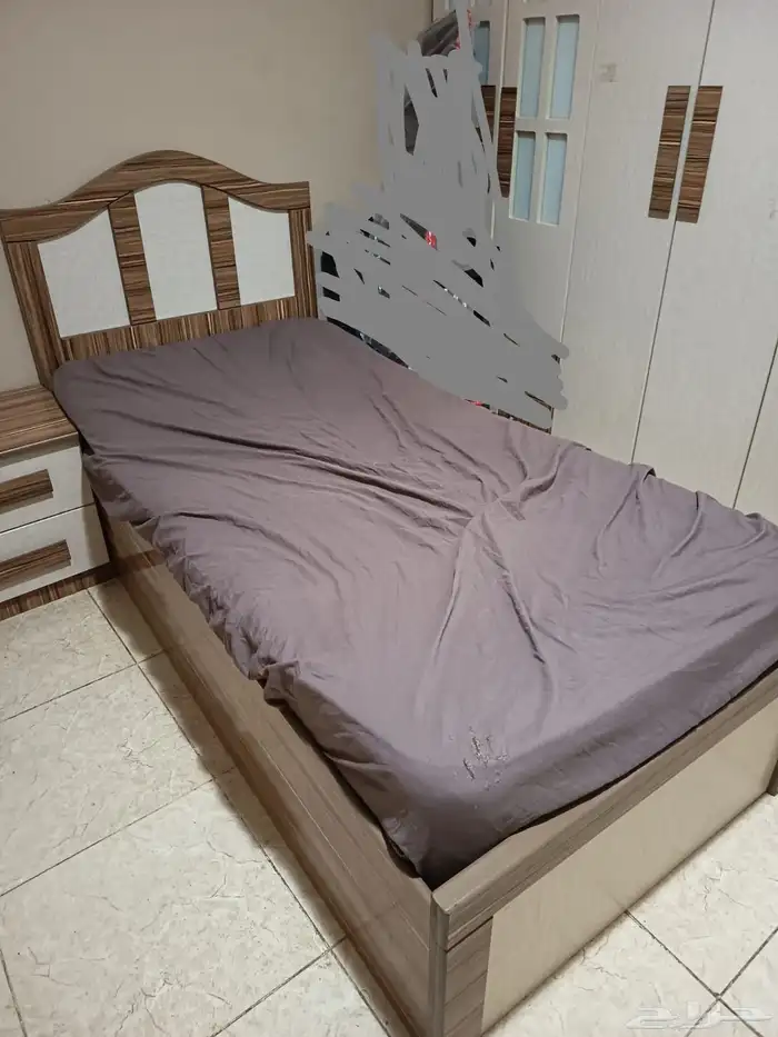 سرير وتسريحه جديده ومع التسريحه كرسي 0