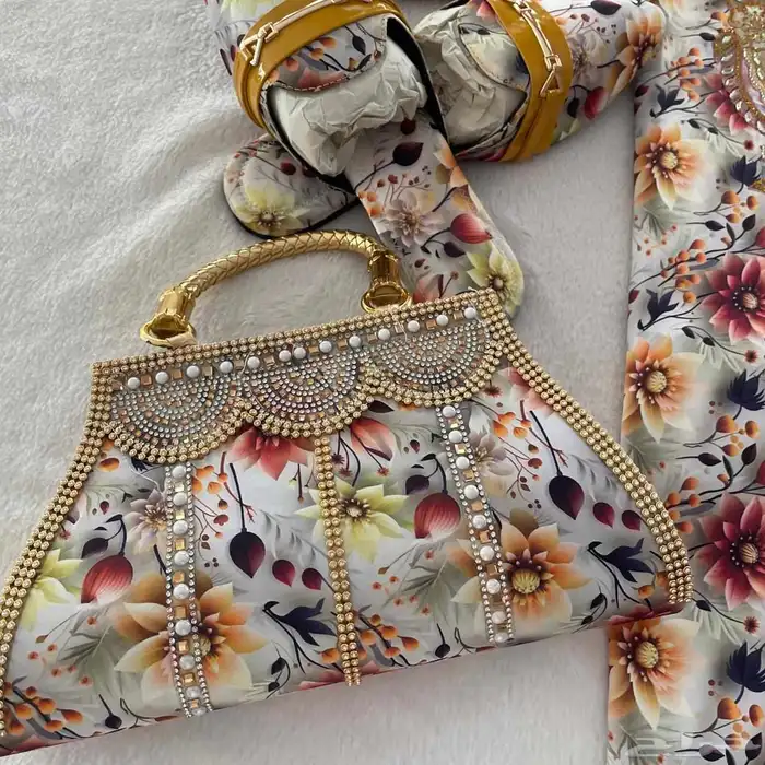 طقم مكون من 4 قطع مخور وطرحة وشنطة وصندل وانتم بكرامة 7