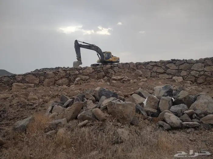 يوجد لدينا بوكلين لبناء الحجر وقص الاراضي 0