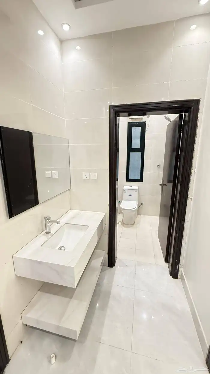 فيلا للايجار دور ارضي مستقل مع الحوش 5 غرف _حي الرحمانية 15