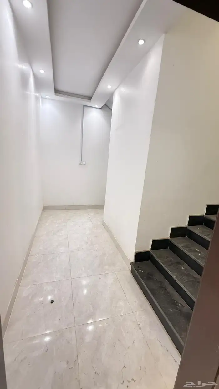 فيلا للايجار دور ارضي مستقل مع الحوش 5 غرف _حي الرحمانية 14