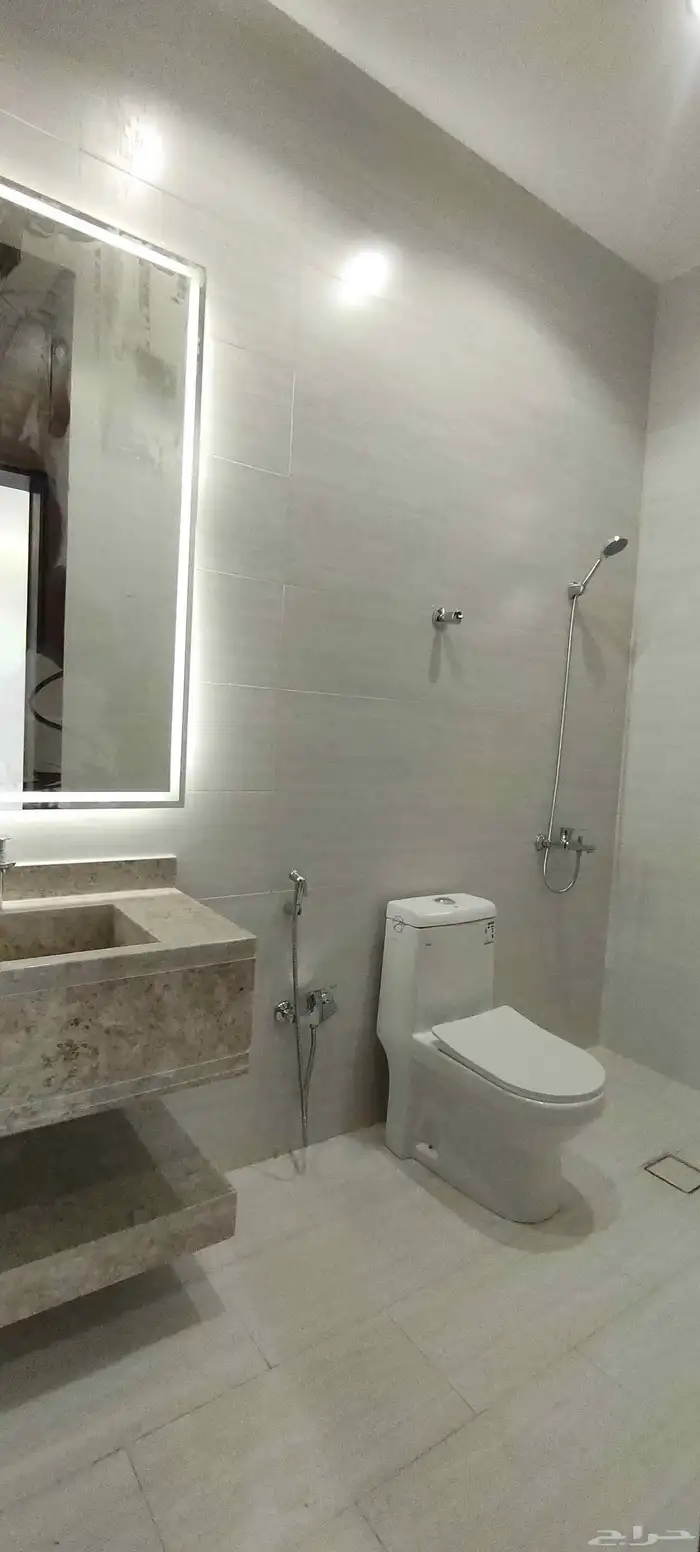 للبيع شقق ارضية وعلويه موقع مميز بحي الموظفين 3