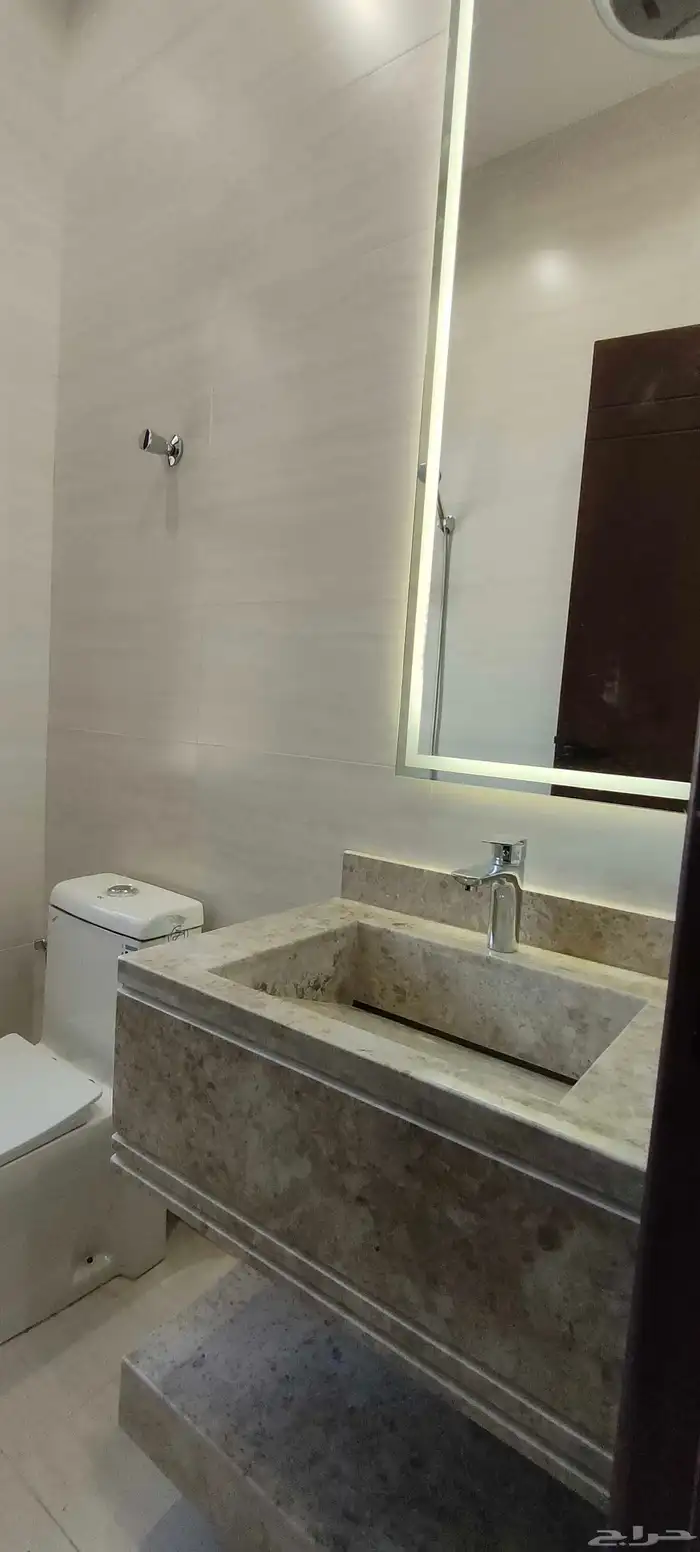 للبيع شقق ارضية وعلويه موقع مميز بحي الموظفين 4