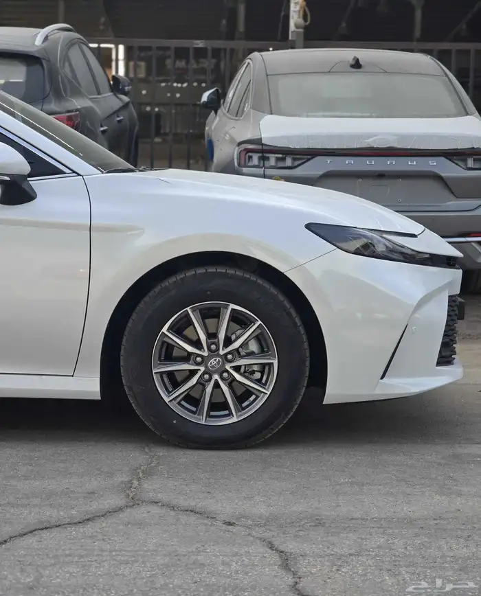 تويوتا كامرى E 2025 1