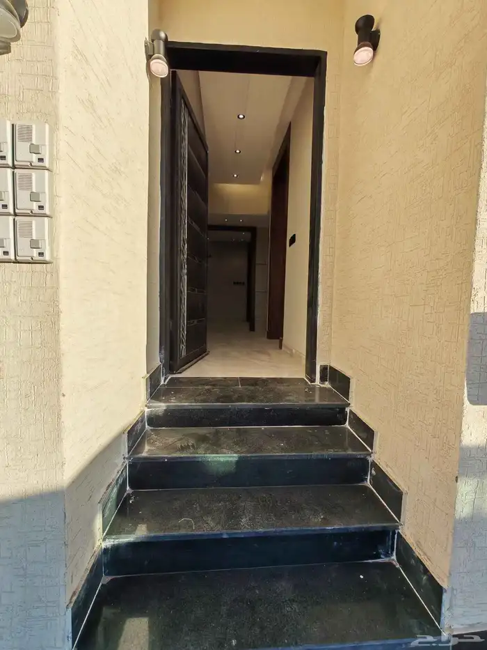 للبيع بحي البديع شقه دور ارضي6 غرف مدخل مستقل من 500 الف vip 1