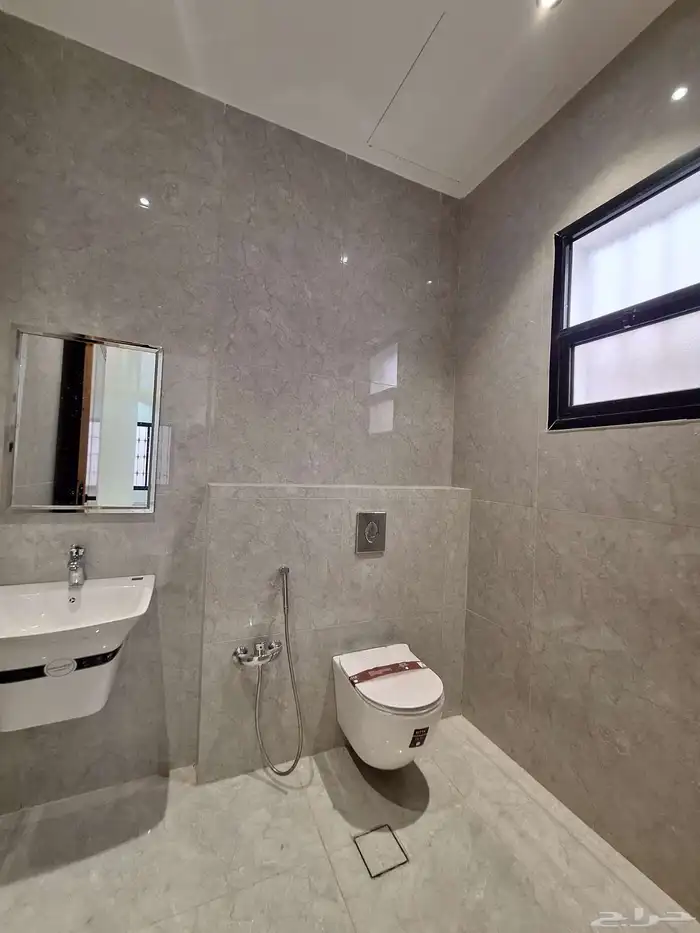 دور علوي للبيع حي المونسيه 8