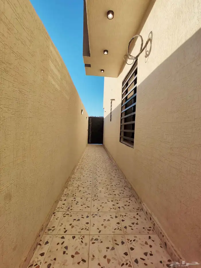 للبيع بحي البديع شقه دور ارضي6 غرف مدخل مستقل من 500 الف vip 12