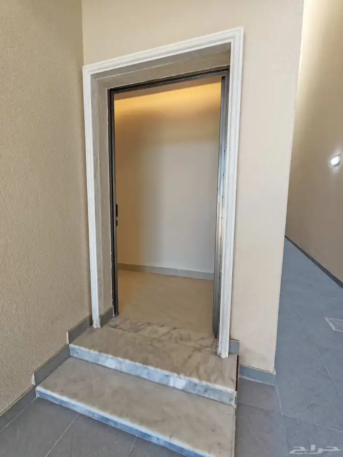 للبيع بأحد رفيده شقه دور ارضي مع حوش واسع من 550 الف 5