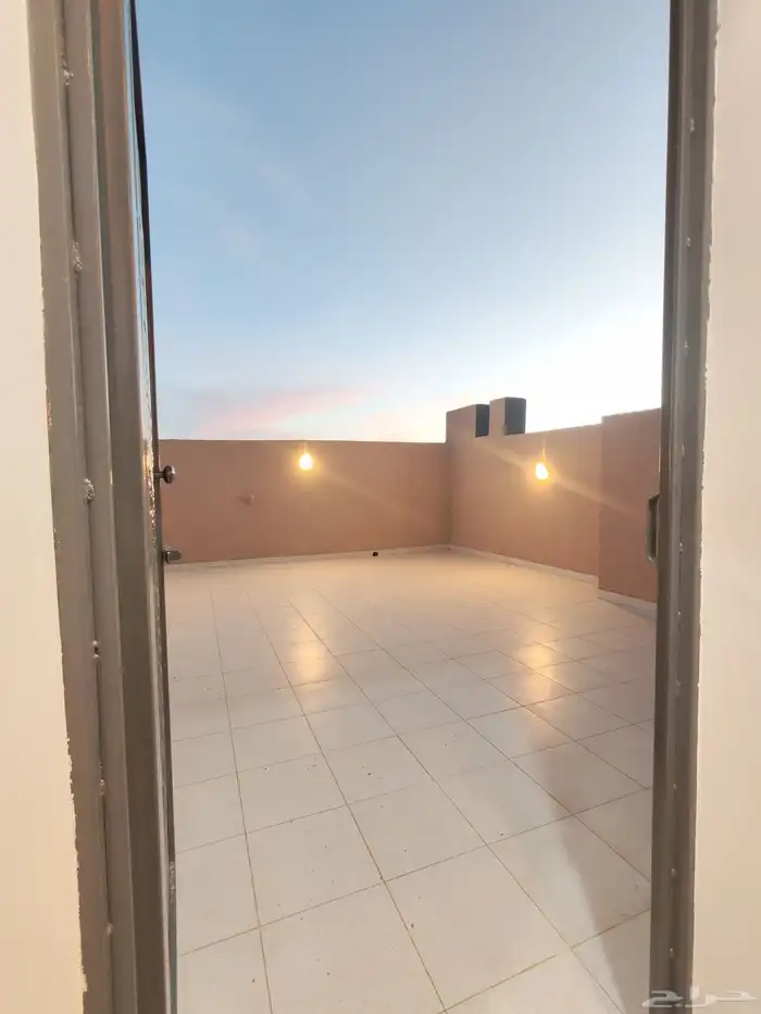 للبيع روف علوي بملحق وبايكه سياره مخطط 6 شمال الخميس 30