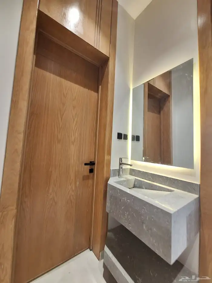 دور علوي للبيع حي المونسيه 3