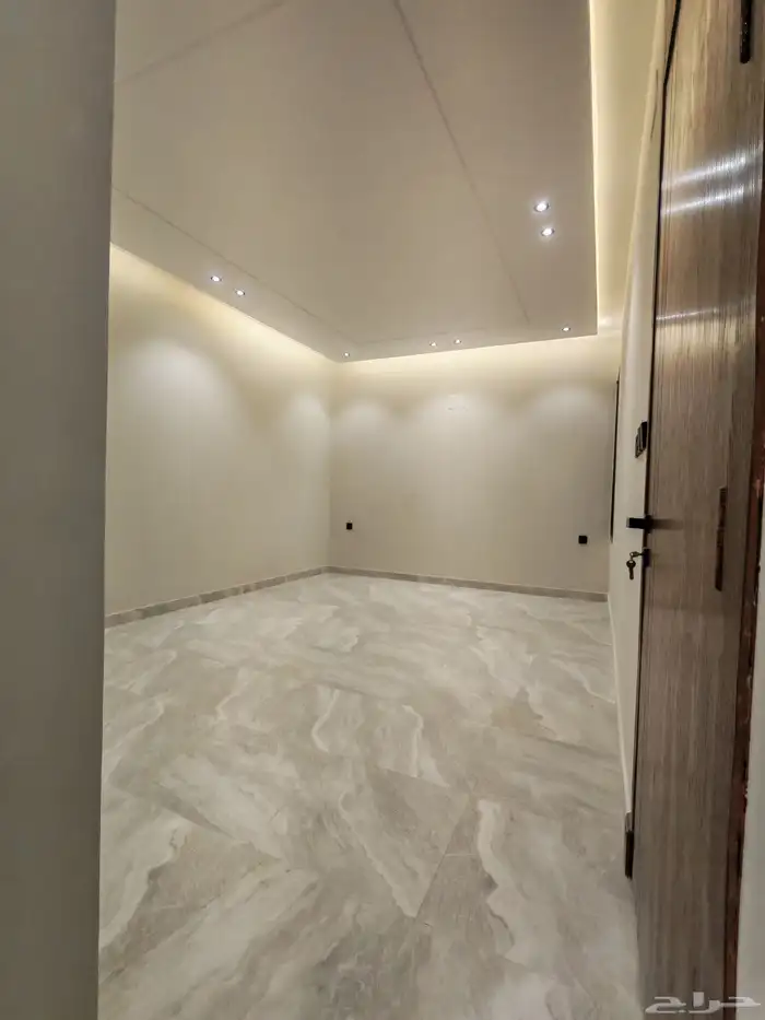 للبيع بحي البديع شقه دور ارضي6 غرف مدخل مستقل من 500 الف vip 18