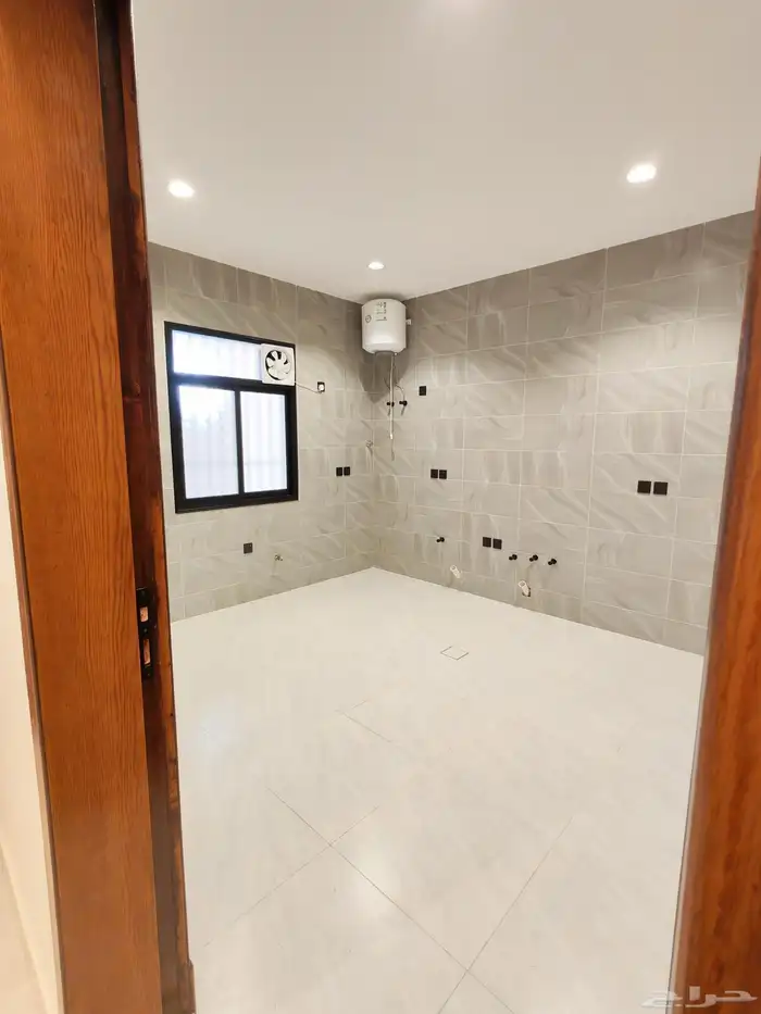 للبيع بأحد رفيده شقه دور ارضي مع حوش واسع من 550 الف 12