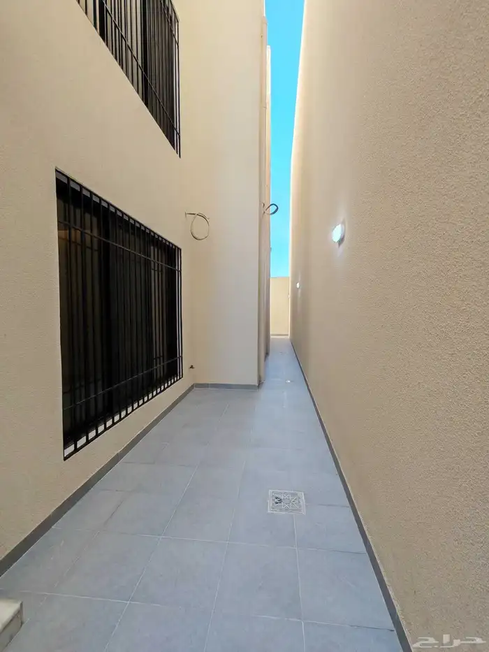 للبيع بأحد رفيده شقه دور ارضي مع حوش واسع من 550 الف 15