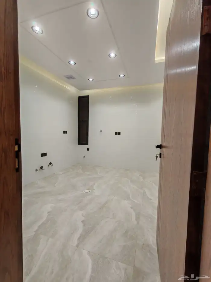 للبيع بحي البديع شقه دور ارضي6 غرف مدخل مستقل من 500 الف vip 10