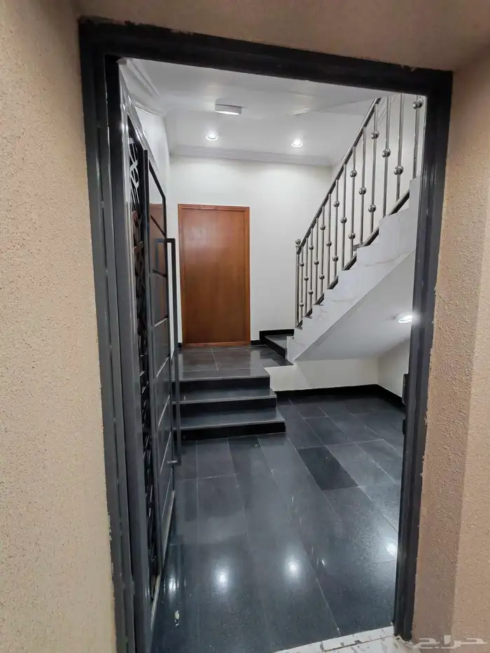 للبيع روف علوي بملحق وبايكه سياره مخطط 6 شمال الخميس 2