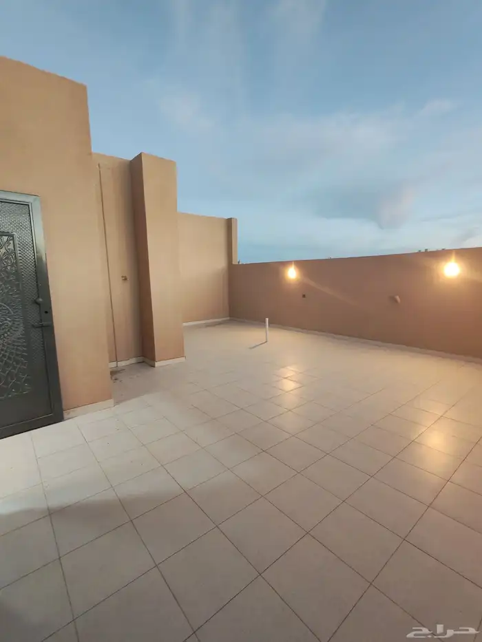 للبيع روف علوي بملحق وبايكه سياره مخطط 6 شمال الخميس 31