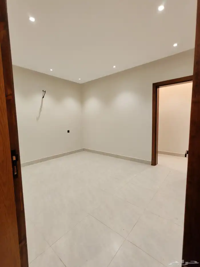 للبيع بأحد رفيده شقه دور ارضي مع حوش واسع من 550 الف 9