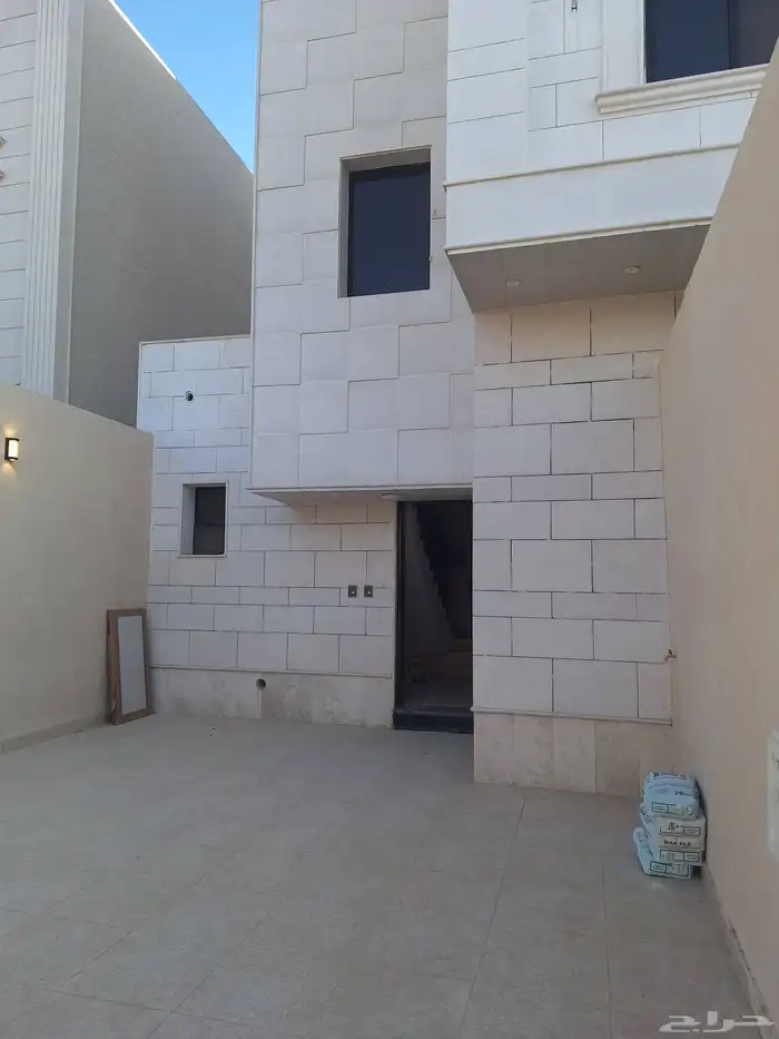 دور علوي للبيع حي المونسيه 0