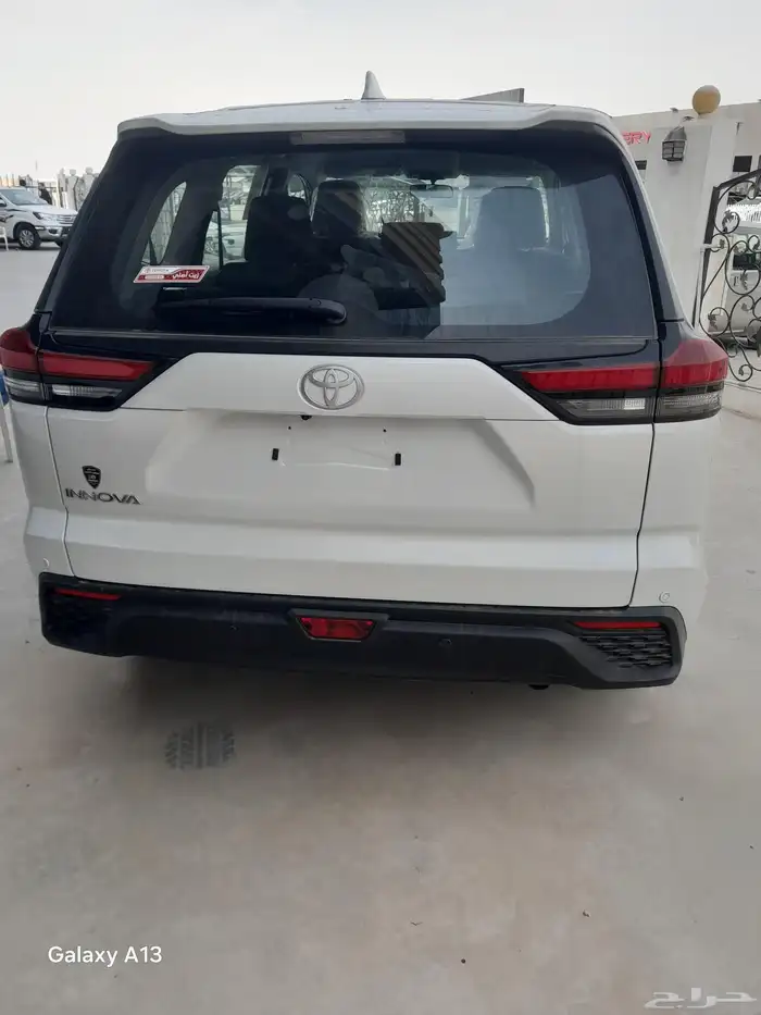تويوتا اينوفا ابيض او فضى موديل 2026 3