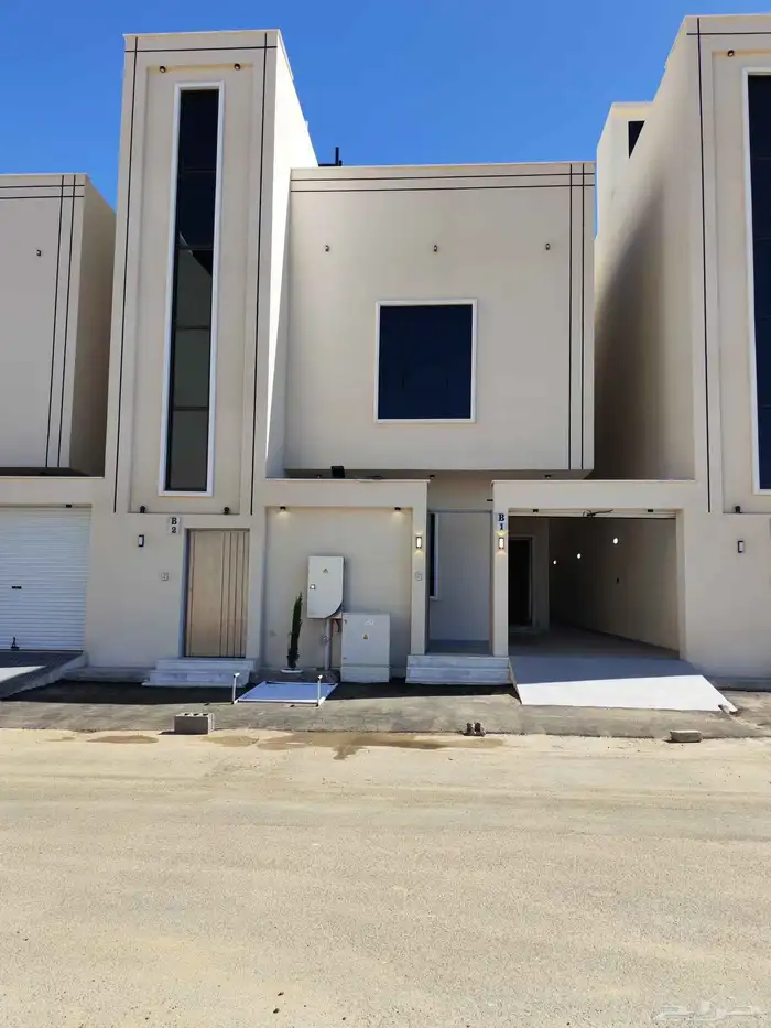 للبيع بأحد رفيده شقه دور ارضي مع حوش واسع من 550 الف 0