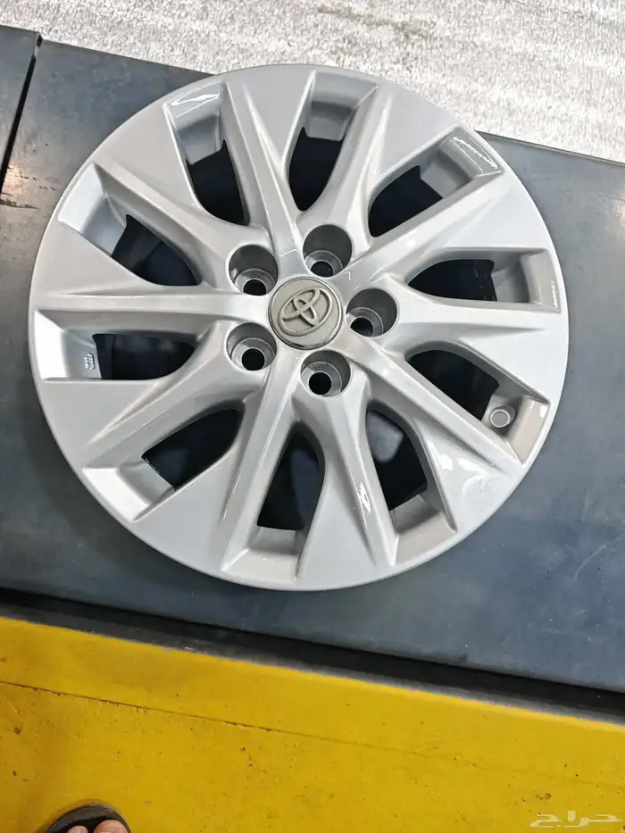 جنوط كورولا اصلي وكاله نضيفه على الشرط مقاس 15 9