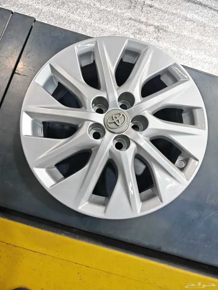 جنوط كورولا اصلي وكاله نضيفه على الشرط مقاس 15 8