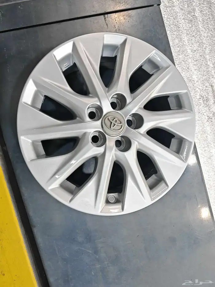 جنوط كورولا اصلي وكاله نضيفه على الشرط مقاس 15 7