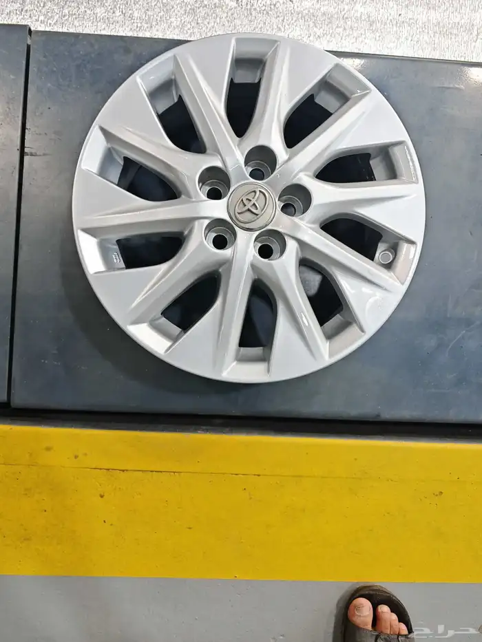 جنوط كورولا اصلي وكاله نضيفه على الشرط مقاس 15 2