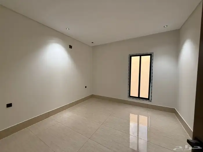 شقة فاخرة 375 متر بها اربع غرف نوم بحي طويق 13