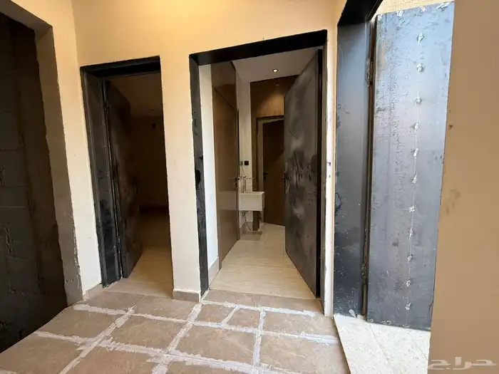 شقة فاخرة 375 متر بها اربع غرف نوم بحي طويق 3