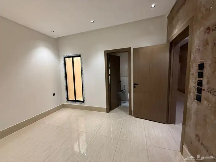 شقة فاخرة 375 متر بها اربع غرف نوم بحي طويق 9