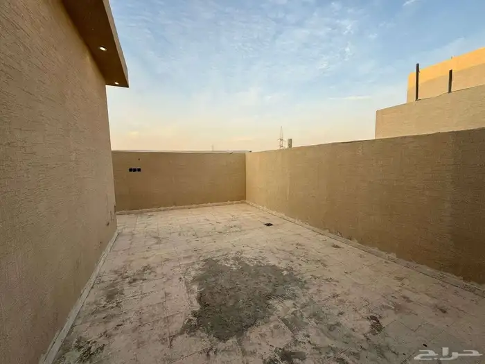 شقة فاخرة 375 متر بها اربع غرف نوم بحي طويق 4