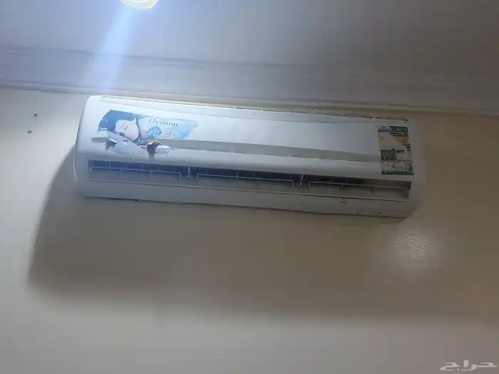 للبيع مكيف مركزي  سرير مع كمدينه  نجفه   فرشه ارضيه 5في5. 0