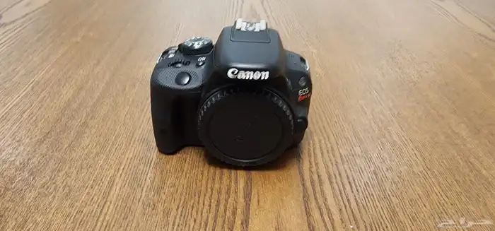 Canon EOS Rebel SL1 مع عدستها 0