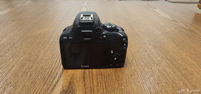 Canon EOS Rebel SL1 مع عدستها 3