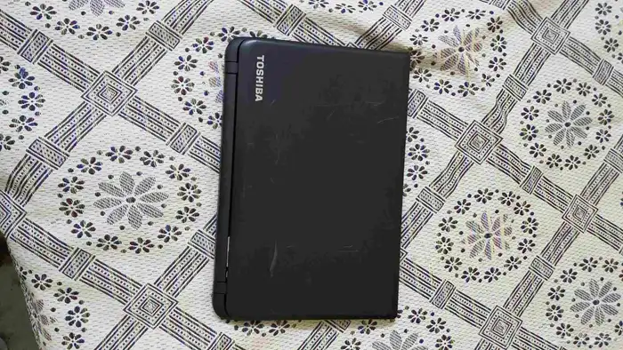 لاب توب توشيبا بمعالج سيليرون نظيف 2